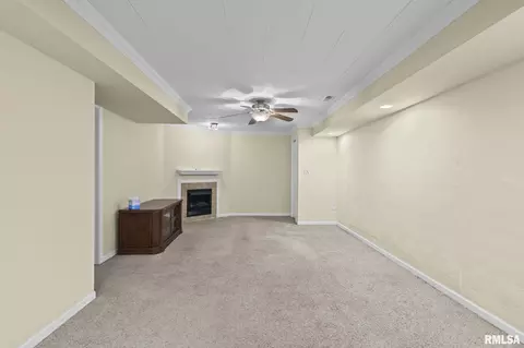 Living - 704 Pheasant Dr, Athens, IL 62613 photo 5 of 6