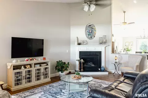 Living - 1518 Dearborn Dr, Springfield, IL 62711 photo 1 of 3