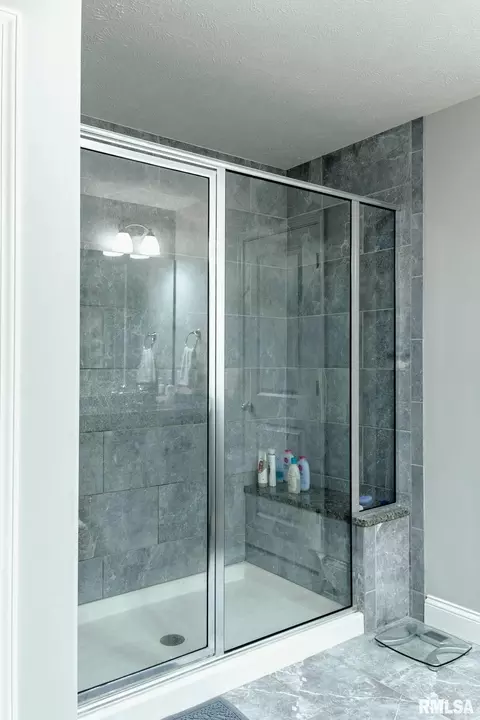Bath - 1518 Dearborn Dr, Springfield, IL 62711 photo 2 of 4