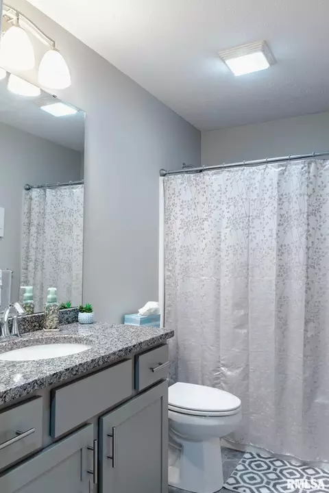 Bath - 1518 Dearborn Dr, Springfield, IL 62711 photo 3 of 4