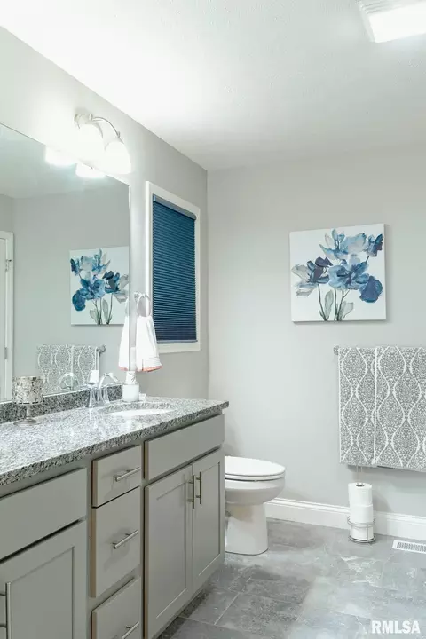Bath - 1518 Dearborn Dr, Springfield, IL 62711 photo 1 of 4