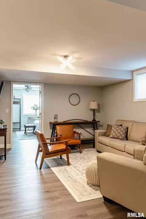 Living - 1518 Dearborn Dr, Springfield, IL 62711 photo 3 of 3