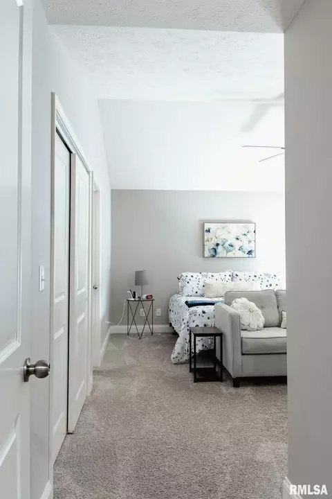 Entry Way - 1518 Dearborn Dr, Springfield, IL 62711 photo 2 of 5