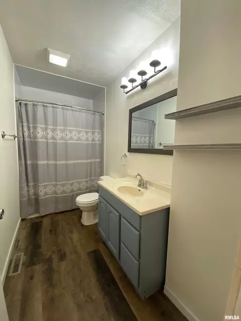 Bath - 1311 Johnson Ln, Springfield, IL 62702 photo 1 of 1