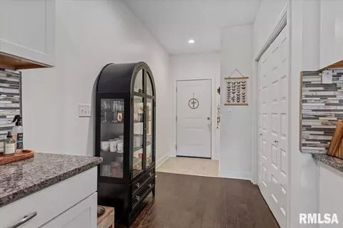 Entry Way - 302 Harbor Point Pl, Springfield, IL 62712 photo 7 of 8
