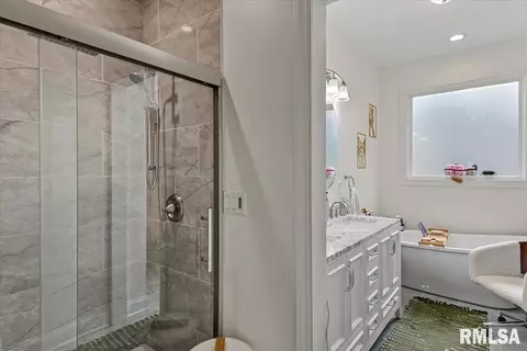 Bath - 302 Harbor Point Pl, Springfield, IL 62712 photo 4 of 6