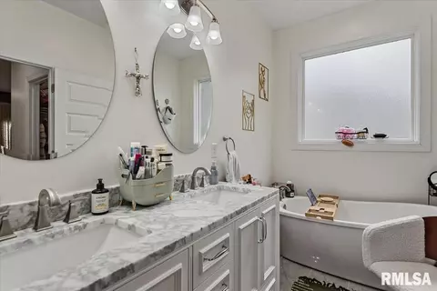 Bath - 302 Harbor Point Pl, Springfield, IL 62712 photo 2 of 6