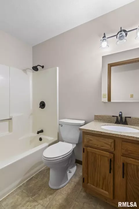 Bath - 1913 Scarbrough Rd, Springfield, IL 62702 photo 4 of 4