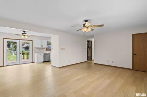 Living - 1913 Scarbrough Rd, Springfield, IL 62702 photo 1 of 5