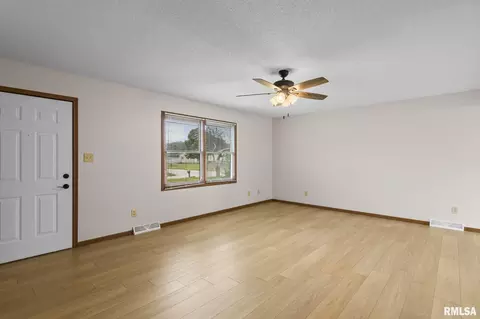 Living - 1913 Scarbrough Rd, Springfield, IL 62702 photo 3 of 5
