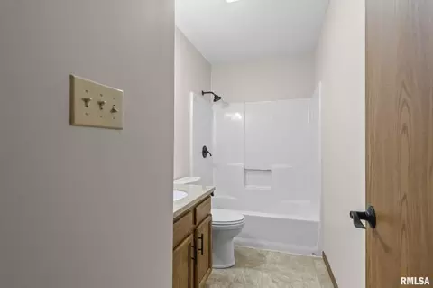 Bath - 1913 Scarbrough Rd, Springfield, IL 62702 photo 2 of 4
