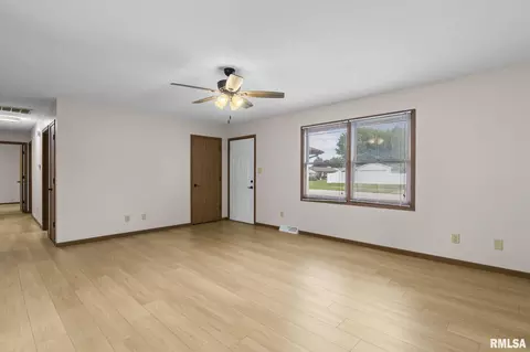 Living - 1913 Scarbrough Rd, Springfield, IL 62702 photo 4 of 5