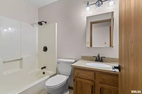 Bath - 1913 Scarbrough Rd, Springfield, IL 62702 photo 3 of 4