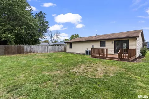 Exterior - 1913 Scarbrough Rd, Springfield, IL 62702 photo 4 of 7