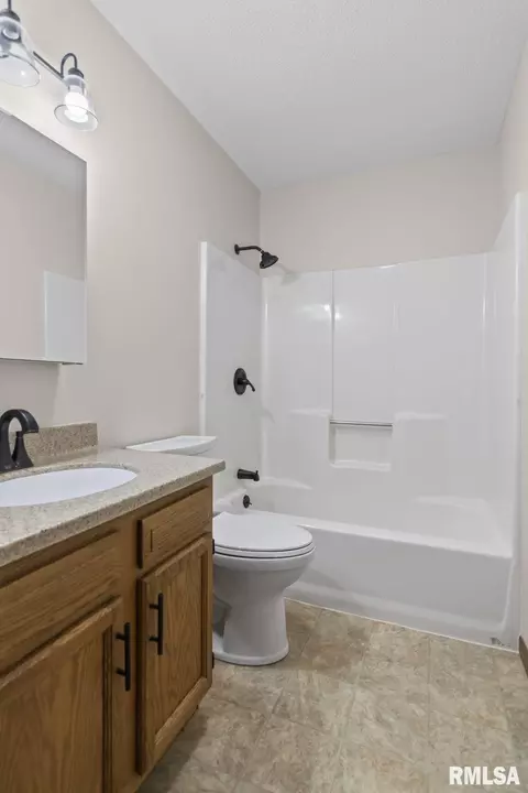 Bath - 1913 Scarbrough Rd, Springfield, IL 62702 photo 1 of 4
