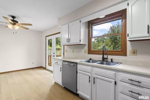 Kitchen - 1913 Scarbrough Rd, Springfield, IL 62702 photo 2 of 3