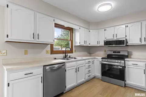 Kitchen - 1913 Scarbrough Rd, Springfield, IL 62702 photo 1 of 3