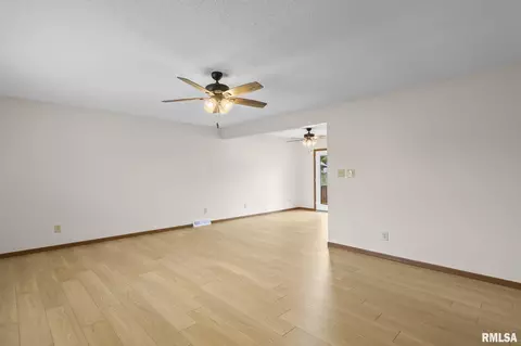 Living - 1913 Scarbrough Rd, Springfield, IL 62702 photo 2 of 5