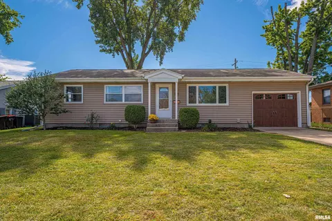 215 Mayfair Dr, Lincoln, IL 62656