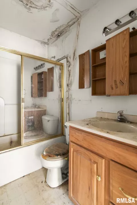 Bath - 2449 S 6th St, Springfield, IL 62703 photo 1 of 1