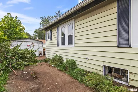 Exterior - 2449 S 6th St, Springfield, IL 62703 photo 4 of 5