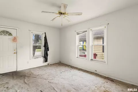Living - 2449 S 6th St, Springfield, IL 62703 photo 1 of 3