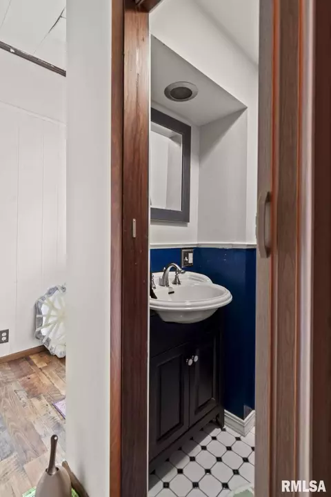 Bath - 1227 N 3rd St, Springfield, IL 62702 photo 1 of 2
