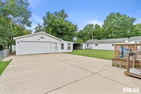 Exterior - 2240 Grandview Ave, Grandview, IL 62702 photo 2 of 7