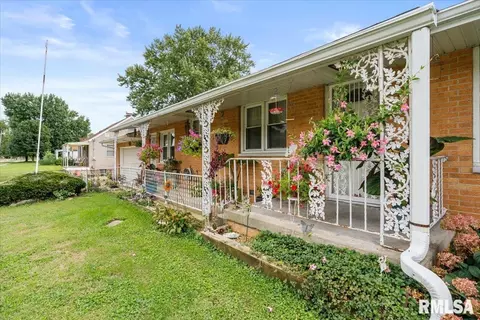 Exterior - 2240 Grandview Ave, Grandview, IL 62702 photo 1 of 7