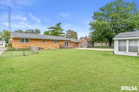 Exterior - 2240 Grandview Ave, Grandview, IL 62702 photo 5 of 7
