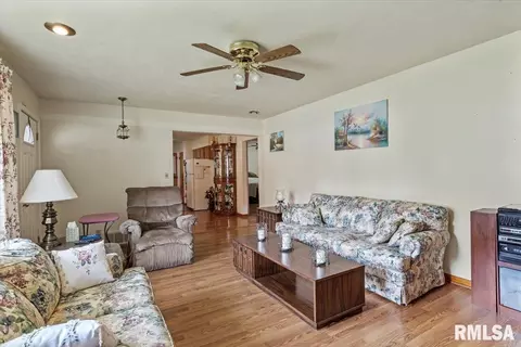 Living - 2240 Grandview Ave, Grandview, IL 62702 photo 3 of 3
