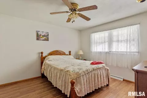 Bedroom - 2240 Grandview Ave, Grandview, IL 62702 photo 4 of 6