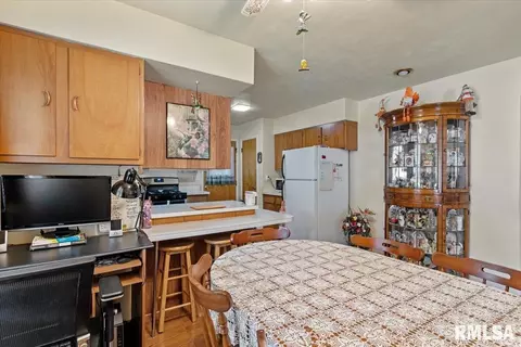 Dining - 2240 Grandview Ave, Grandview, IL 62702 photo 2 of 2