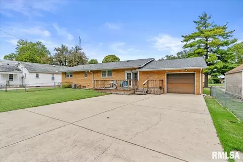 Exterior - 2240 Grandview Ave, Grandview, IL 62702 photo 4 of 7