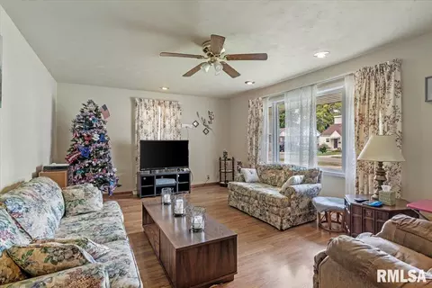 Living - 2240 Grandview Ave, Grandview, IL 62702 photo 2 of 3
