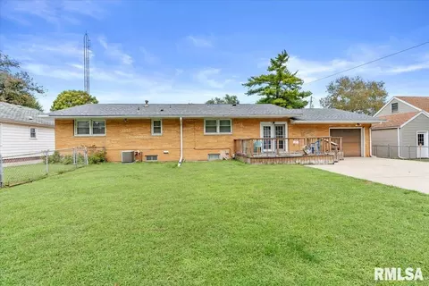 Exterior - 2240 Grandview Ave, Grandview, IL 62702 photo 6 of 7