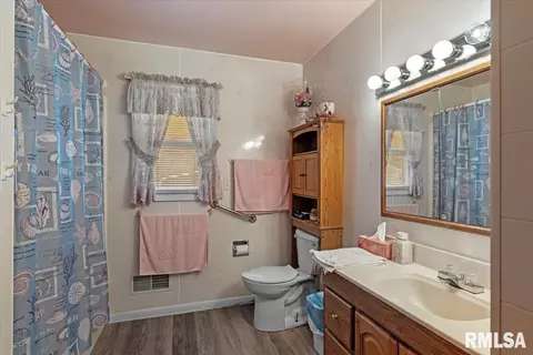 Bath - 2240 Grandview Ave, Grandview, IL 62702 photo 1 of 1