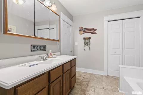 Entry Way - 2420 Holmes Ave, Springfield, IL 62704 photo 4 of 4