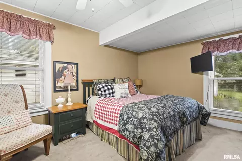 Bedroom - 2420 Holmes Ave, Springfield, IL 62704 photo 2 of 2