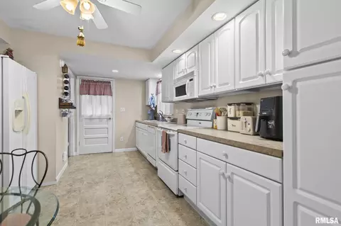 Kitchen - 2420 Holmes Ave, Springfield, IL 62704 photo 1 of 5