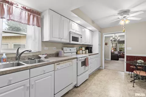 Kitchen - 2420 Holmes Ave, Springfield, IL 62704 photo 4 of 5