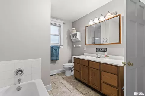 Bath - 2420 Holmes Ave, Springfield, IL 62704 photo 2 of 2