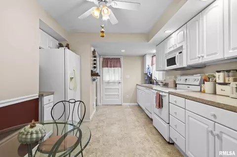 Kitchen - 2420 Holmes Ave, Springfield, IL 62704 photo 2 of 5