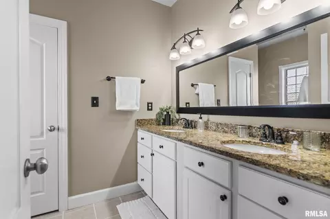 Bath - 3811 Sugar Loaf Dr, Springfield, IL 62711 photo 1 of 4