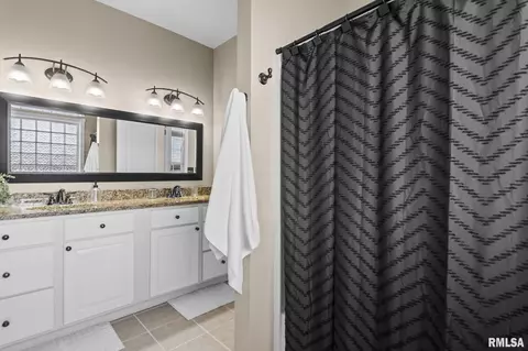 Bath - 3811 Sugar Loaf Dr, Springfield, IL 62711 photo 2 of 4