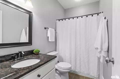 Bath - 3811 Sugar Loaf Dr, Springfield, IL 62711 photo 3 of 4