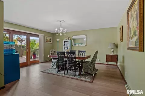 Dining - 2124 Blackhawk Rd, Springfield, IL 62702 photo 1 of 4
