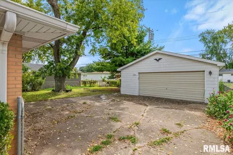 Exterior - 2124 Blackhawk Rd, Springfield, IL 62702 photo 1 of 6