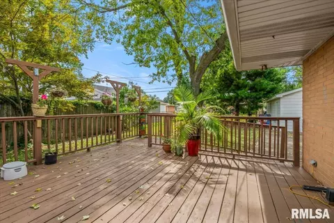 Exterior - 2124 Blackhawk Rd, Springfield, IL 62702 photo 5 of 6