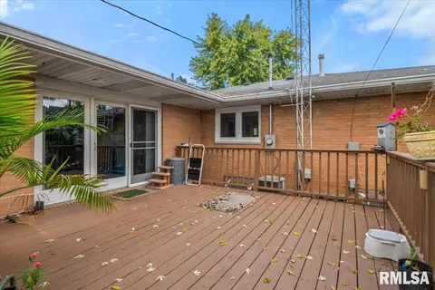 Exterior - 2124 Blackhawk Rd, Springfield, IL 62702 photo 4 of 6